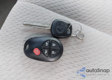 2014 Toyota Sienna Le V6 8 Passenger z USA, uszkodzony, nr VIN 5TDKK3DC7ES429813